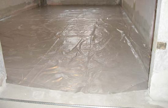 Укладка полиэтиленовой пленки на пол